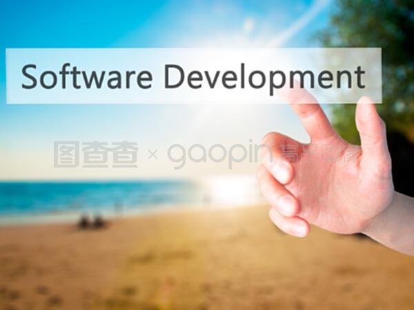 軟件開發 在模糊背板按下精準按鈕——技術與銷售的雙重奏